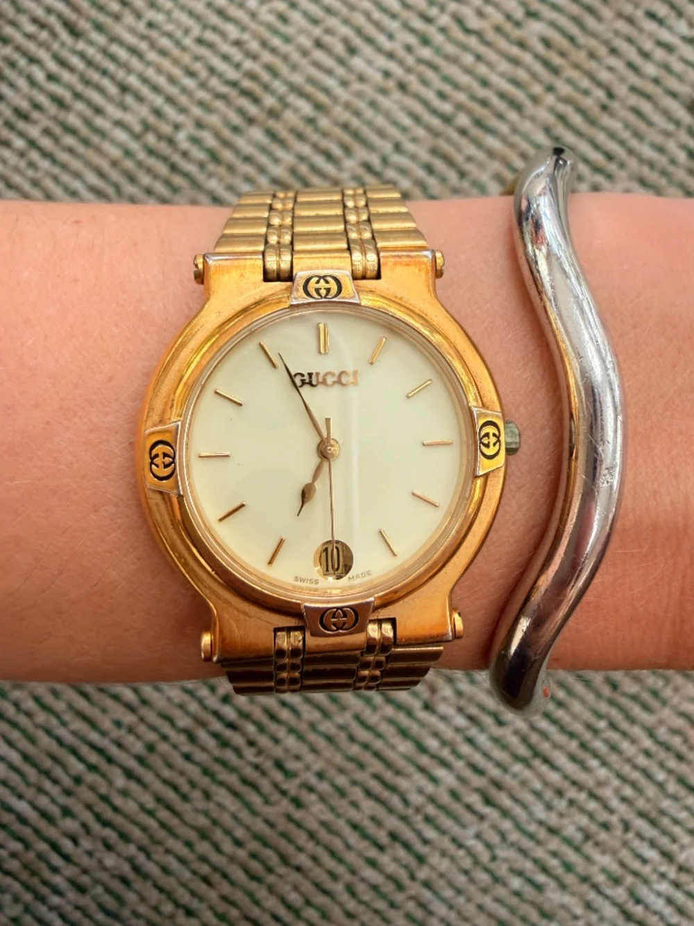 Gucci 9200M Unisex Quartz Watch Gold Dial